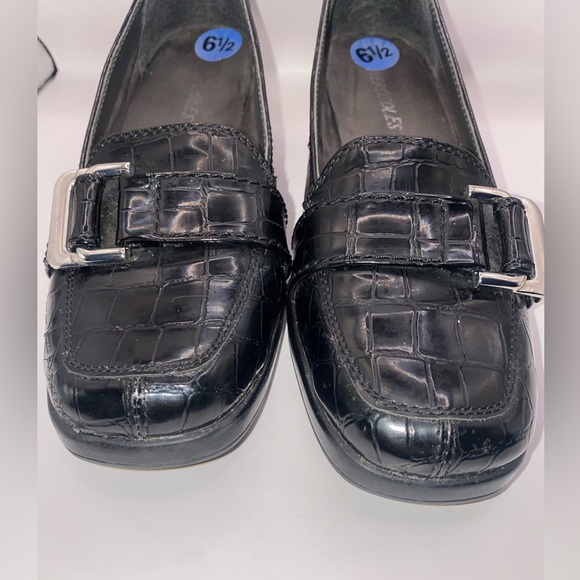 AEROSOLES Black Crocodile Pattern Loafers - Picture 5 of 6